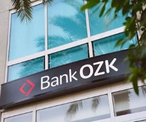 Forex ofrece oportunidades para beneficiarse de las fluctuaciones entre las monedas globales en un mercado altamente líquido que opera las 24 horas del día, pero también es un ámbito de alto riesgo debido al apalancamiento, la fuerte volatilidad y el impacto de las noticias macroeconómicas; la clave es operar con una estrategia clara, una gestión estricta de los riesgos y solo con capital que pueda permitirse perder sin afectar su estabilidad financiera.