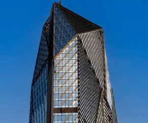 Forex ofrece oportunidades para beneficiarse de las fluctuaciones entre las monedas globales en un mercado altamente líquido que opera las 24 horas del día, pero también es un ámbito de alto riesgo debido al apalancamiento, la fuerte volatilidad y el impacto de las noticias macroeconómicas; la clave es operar con una estrategia clara, una gestión estricta de los riesgos y solo con capital que pueda permitirse perder sin afectar su estabilidad financiera.