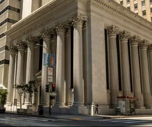 Materias primas como el oro, el petróleo, los productos agrícolas y los metales industriales ofrecen oportunidades para diversificar su cartera y protegerse contra la inflación, pero también son activos de alto riesgo debido a la volatilidad de los precios, las tensiones geopolíticas y los choques entre la oferta y la demanda; la clave es invertir con una estrategia clara, una comprensión de los impulsores subyacentes del mercado y solo con capital que no comprometa su estabilidad financiera.